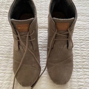 TOMS Desert suede bootie